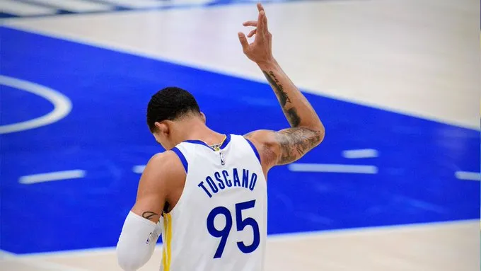 TWITTER @juanonjuan10 Juan Toscano con los Warriors