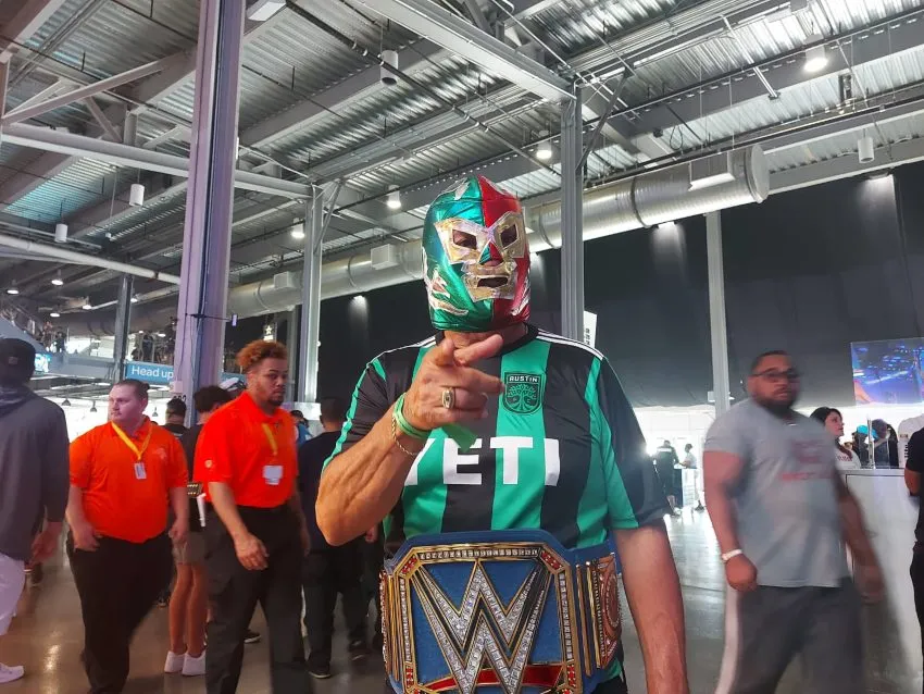 JOSÉ MORENO Aficionado con la máscara de Dr. Wagner Jr. en WrestleMania 38