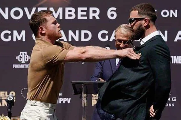 AP Canelo frente a Caleb Plant en conferencia