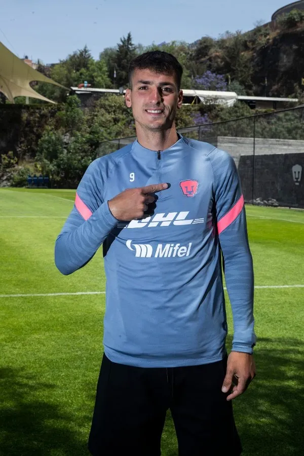 AGENCIA RÉCORD - MIGUEL PONTÓN Juan Dinenno posando para el lente de RÉCORD