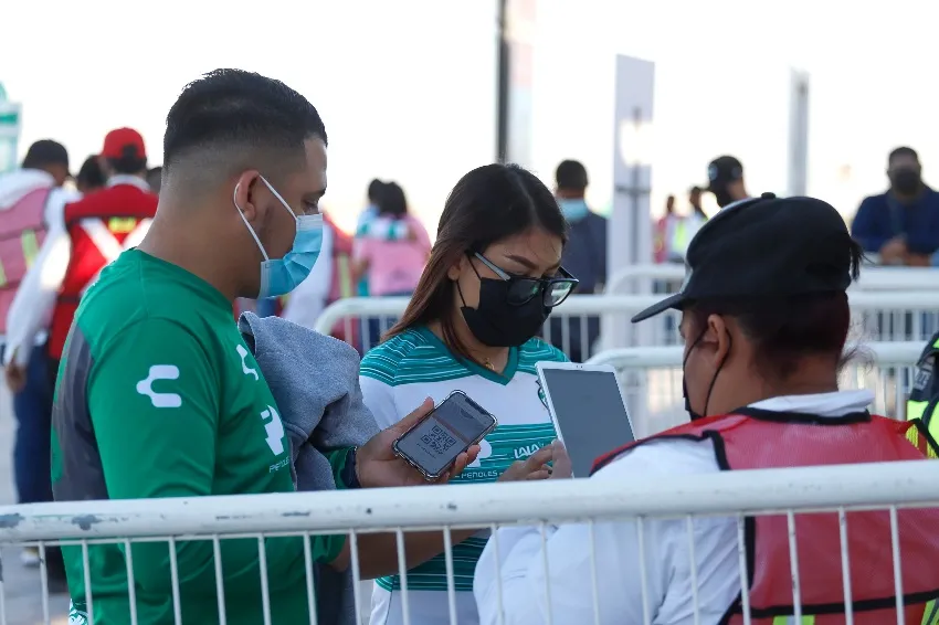 IMAGO7 Persona ingresando al TSM con Fan ID