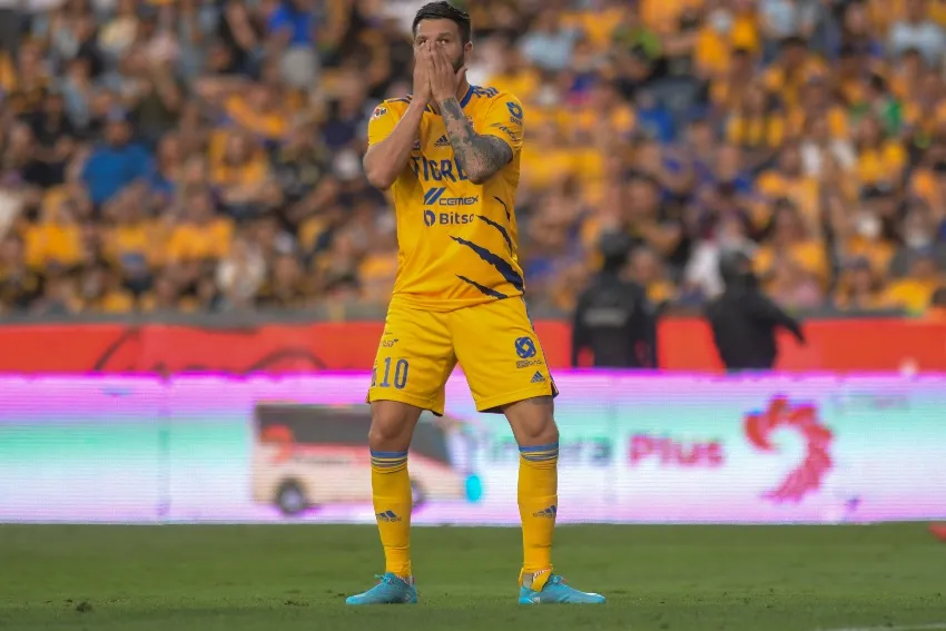 IMAGO7 Gignac tras fallar una clara de gol