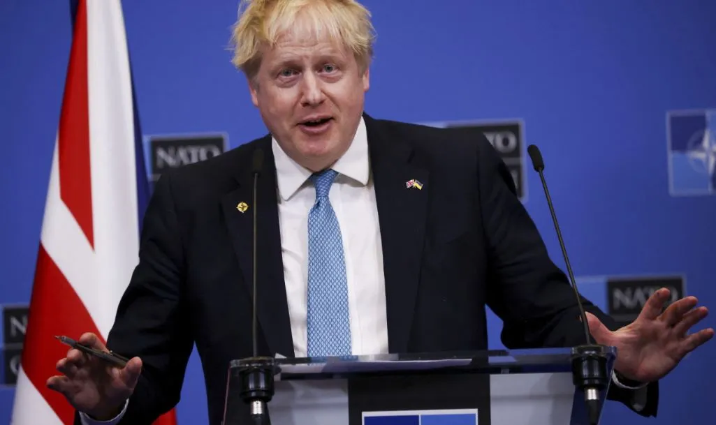 AP Boris Johnson atiende a los medios