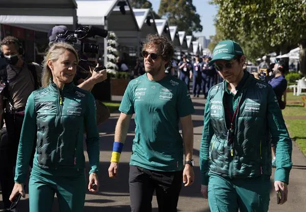 EFE Sebastian Vettel con su equipo en Australia