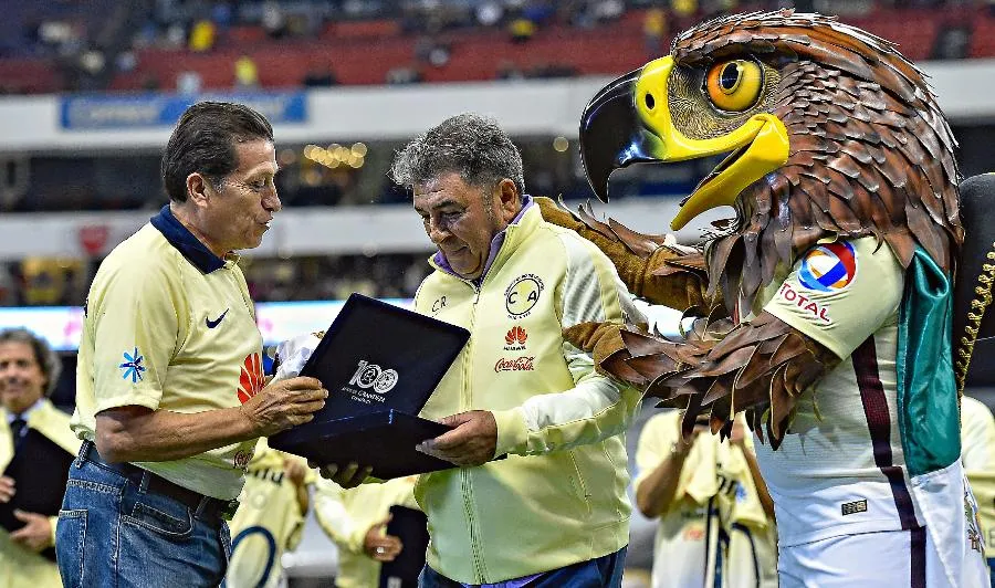 IMAGO7 Carlos Reinoso en reconocimiento del América
