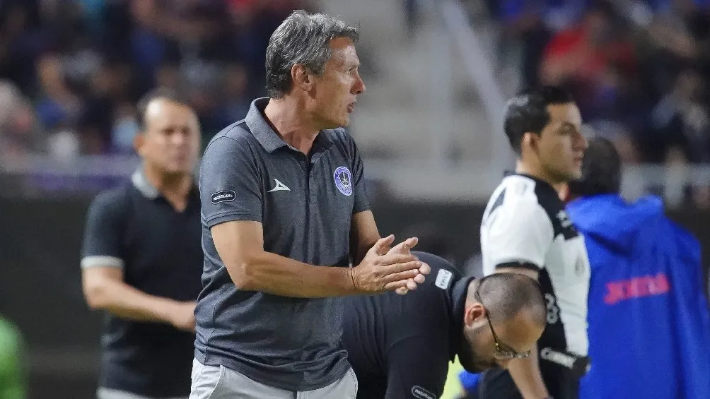 IMAGO7 Gabriel Caballero dirigiendo a Mazatlán en partido ante Cruz Azul