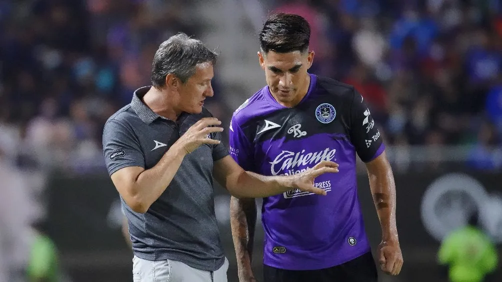 IMAGO7 Gabriel Caballero dirigiendo a Mazatlán en partido ante Cruz Azul