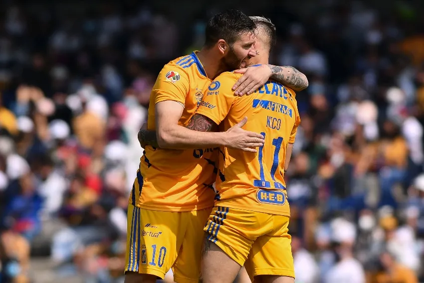 IMAGO7 Gignac y Diente López en celebración de gol