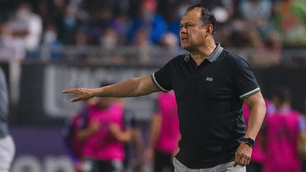 MEXSPORT Juan Reynoso dirigiendo a Cruz Azul en partido frente a Mazatlán