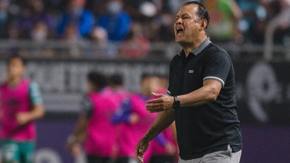 MEXSPORT Juan Reynoso dirigiendo a Cruz Azul en partido frente a Mazatlán