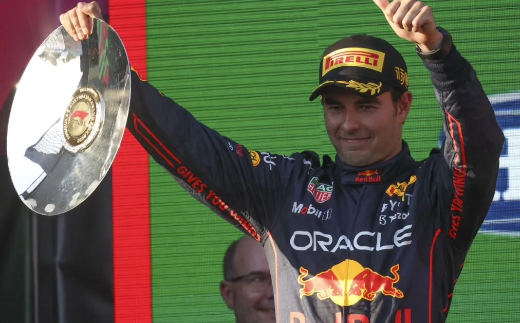 AP Checo Pérez, en festo tras podio