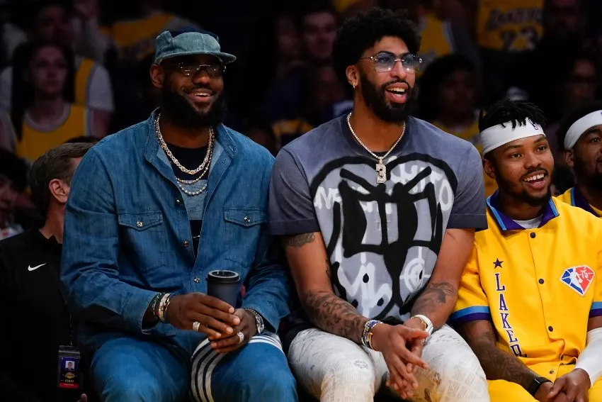 AP LeBron James y Davis en un juego de los Lakers