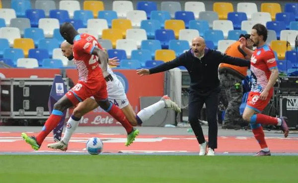 EFE Koulibaly del Napoli, Vicenzo Italiano, técnico de la Fiorentina y Mario Rui del Napoli en acción