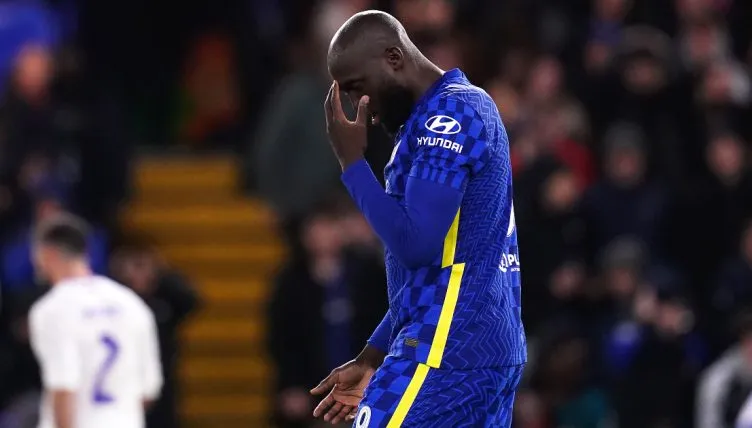 AP Lukaku se lamenta tras una acción