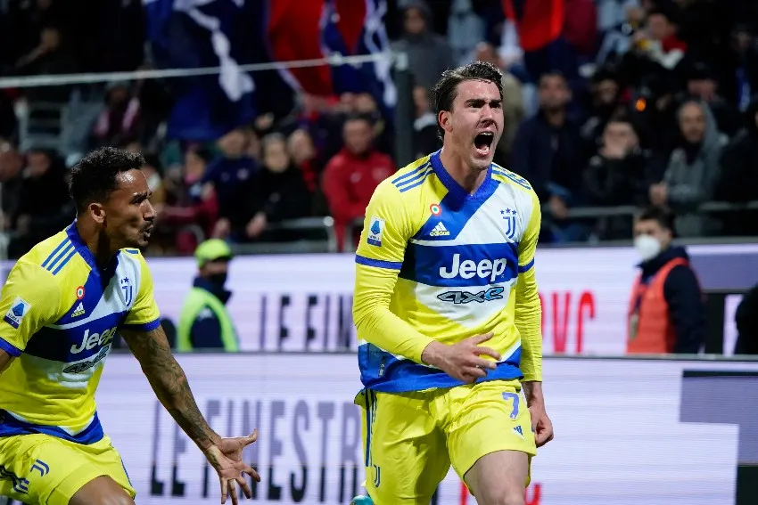 AP Vlahovic celebrando un gol con la Juve