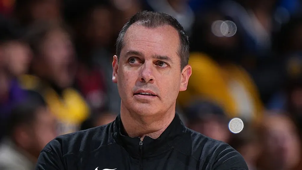AP Frank Vogel dirigiendo a Los Ángeles Lakers en partido de la NBA