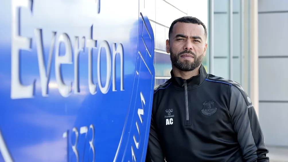 TWITTER | @THEREALAC3 Ashley Cole se integra al equipo de trabajo del Everton