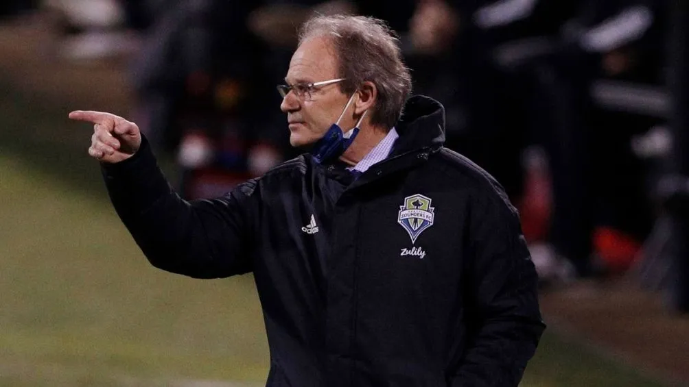 AP Brian Schmetzer en un partido con Seattle