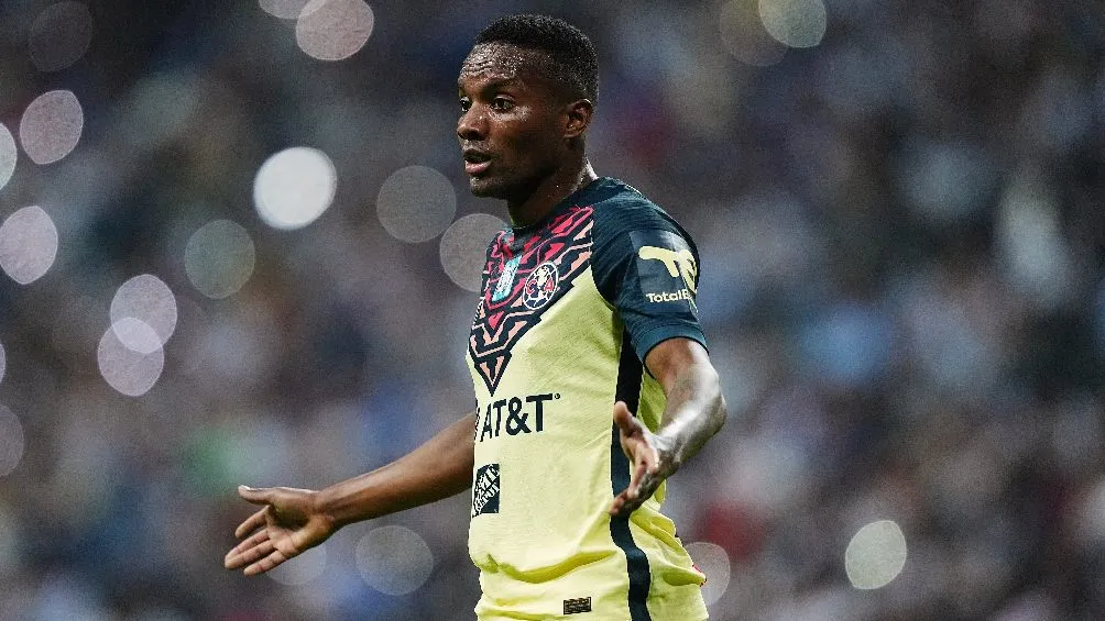 MEXSPORT Juan Otero jugando partido de Liga MX con el América