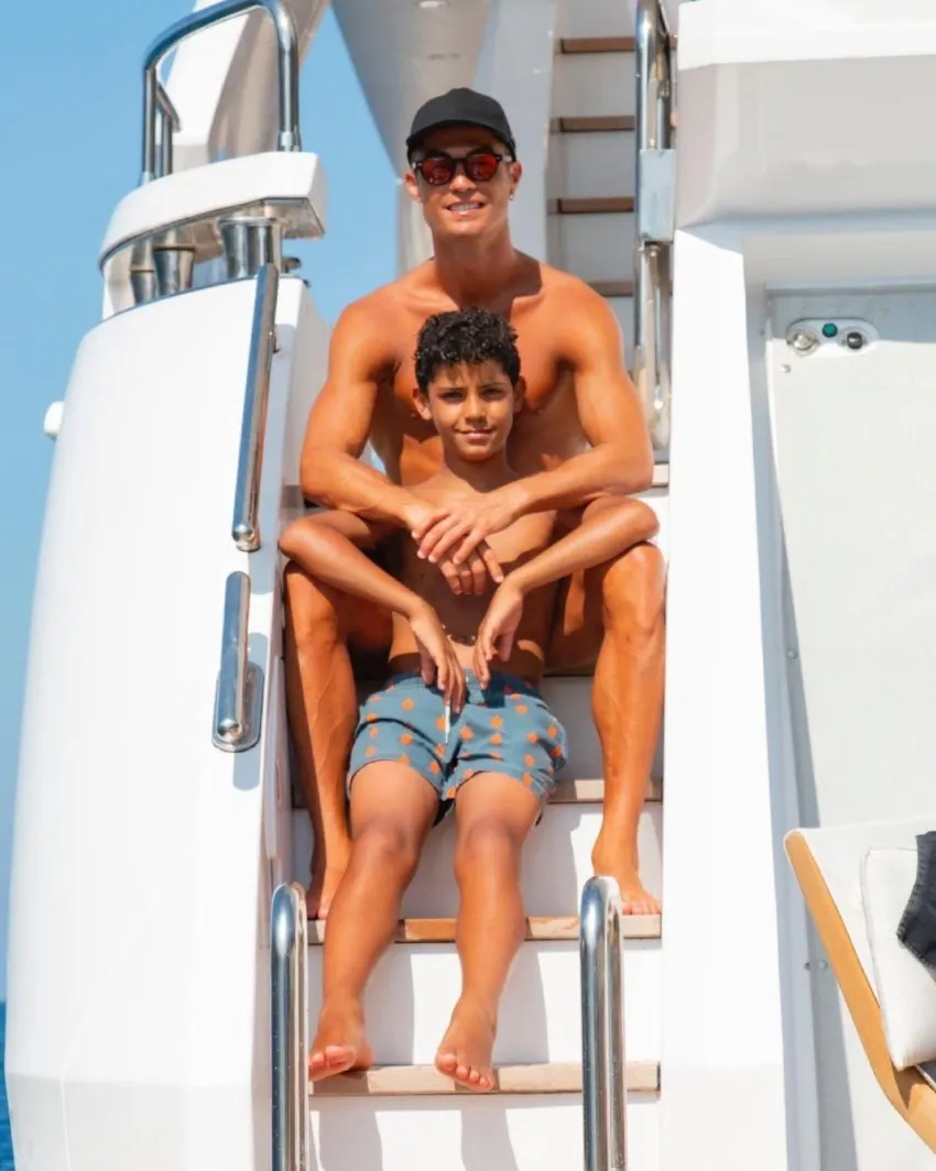 INSTAGRAM: @cristiano Cristiano Ronaldo y su hijo de vacaciones