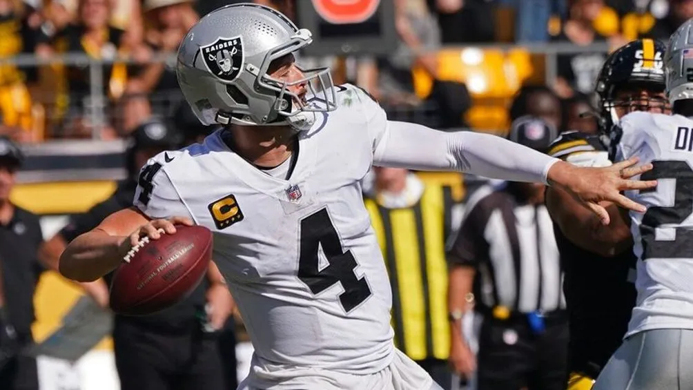 INSTAGRAM | @DEREKCARRQB Derek Carr jugando partido de la NFL con Raiders