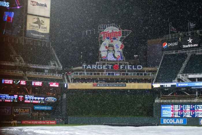 AP Fuerte lluvia sobre el Target Field
