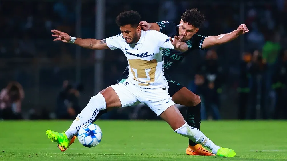 IMAGO7 Pumas vs América jugando Clásico Capitalino en la Liga MX