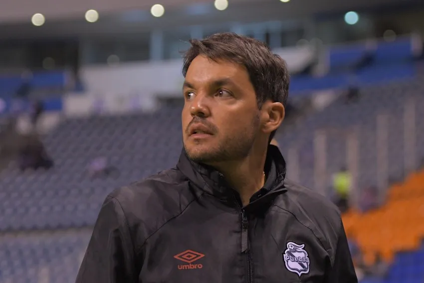 IMAGO7 Larcamón en un partido del Puebla