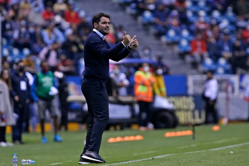 IMAGO7 Larcamón en un partido del Puebla