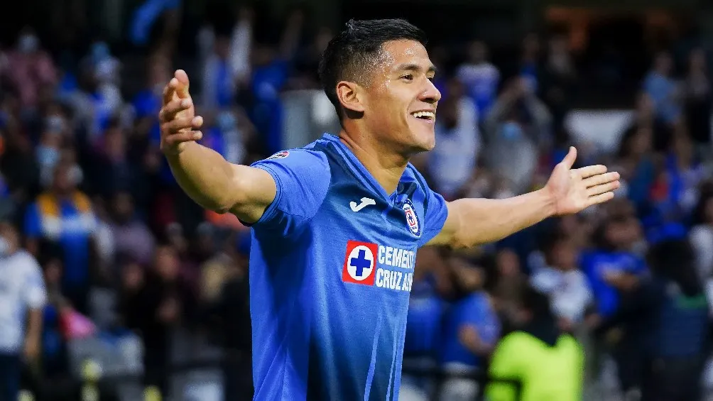 IMAGO7 Uriel Antuna festejando gol con Cruz Azul en el Estadio Azteca