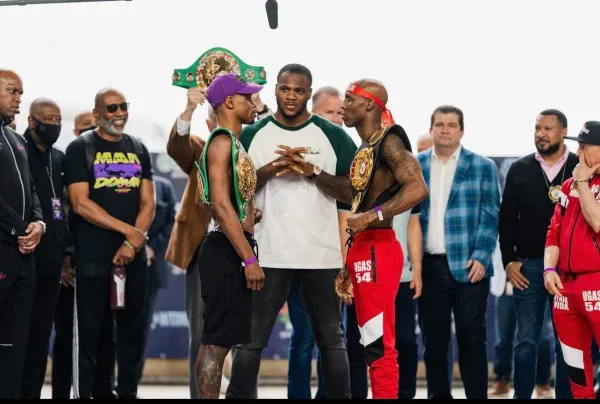 TWITTER @SHOsports Spence Jr y Ugás en ceremonia previo a pelea