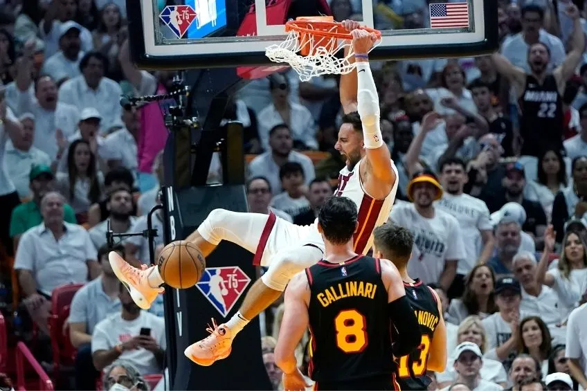 AP Max Strus durante el partido