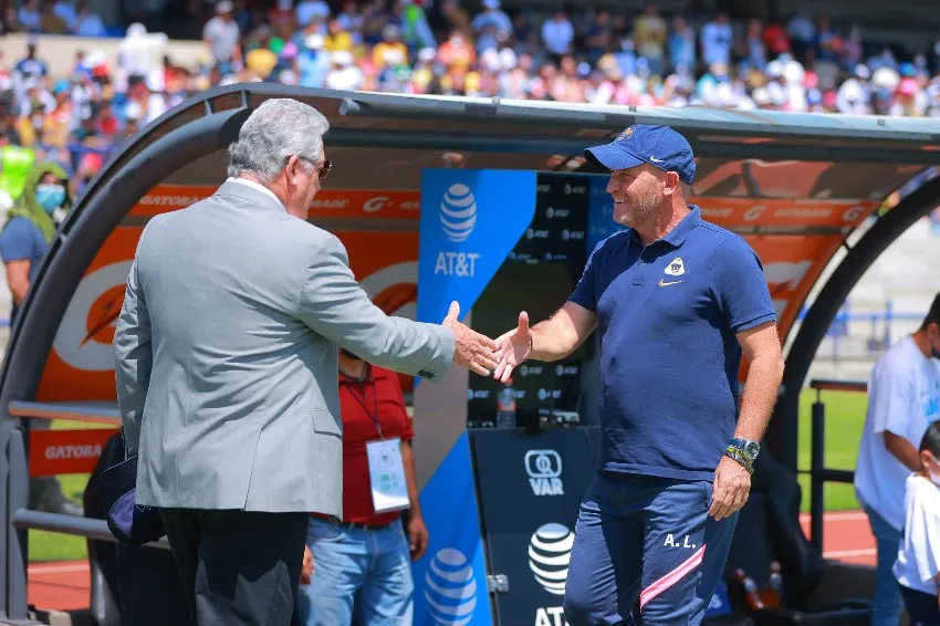 IMAGO 7 Vuce saludando a Lillini previo al inicio del partido