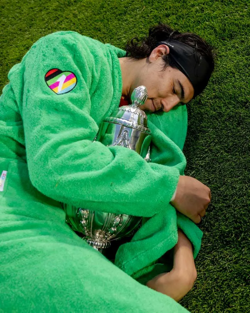 TWITTER: @PSV Guti con la Copa tras ganarla