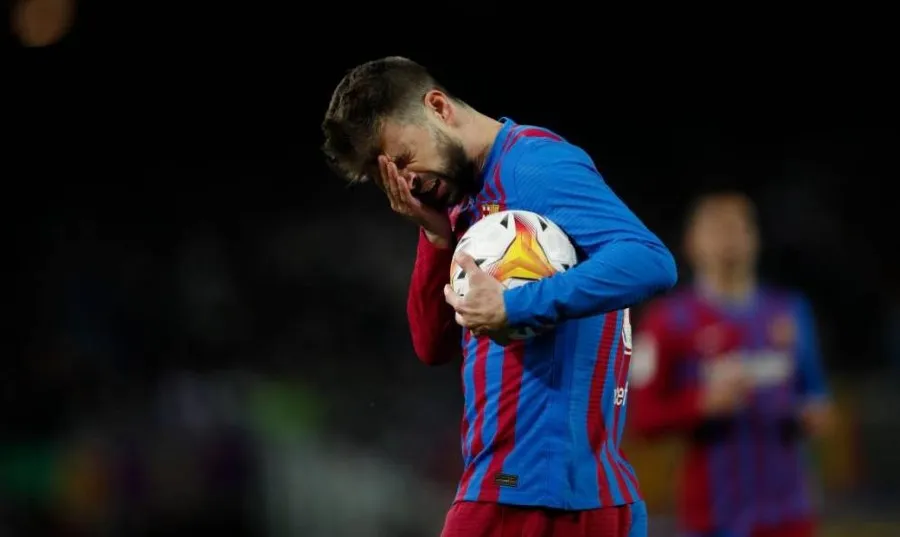EFE Piqué se lamenta en juego del Barcelona