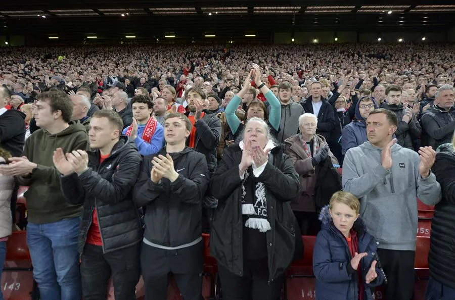EFE Aficionados aplauden a CR7 en Anfield