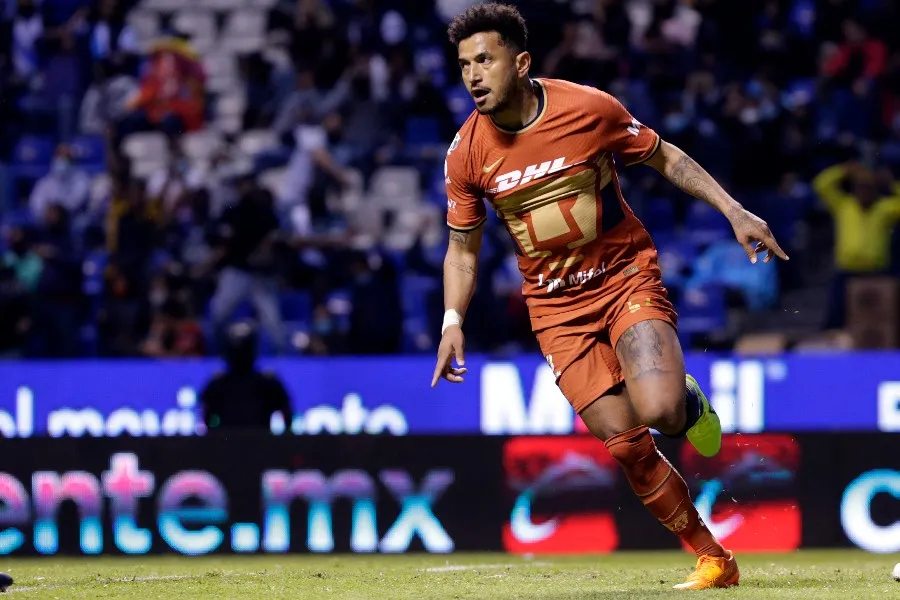 IMAGO7 Rogeiro durante un partido con Pumas