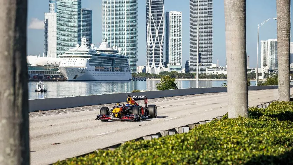 TWITTER | @F1 Sergio Pérez a bordo del RB7 realizando 'Race To Miami'