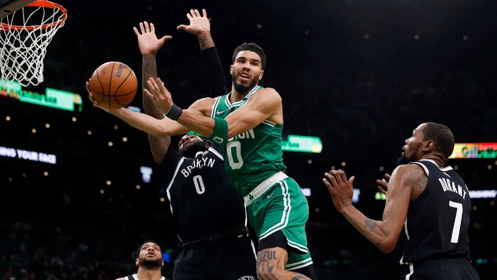 AP Jayson Tatum enfrenta a la defensiva de los Nets