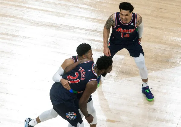 AP Los Sixers celebran durante partido