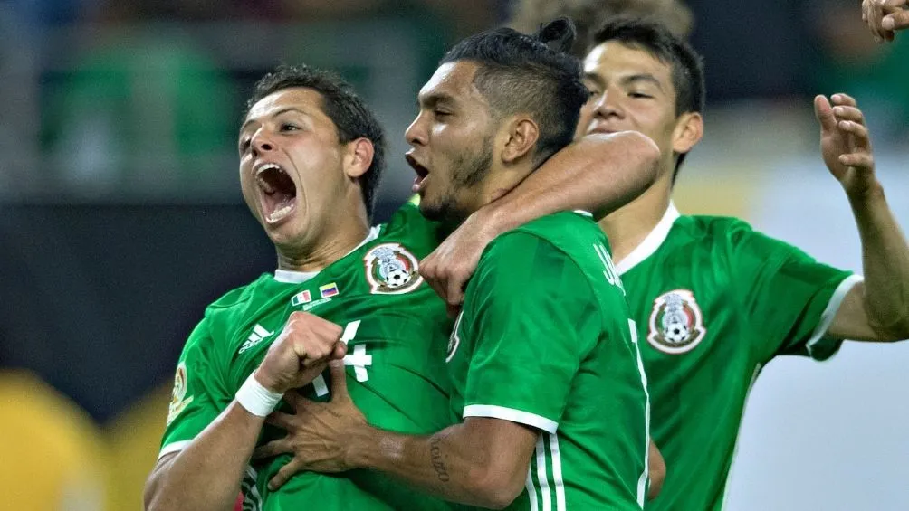 IMAGO7 Chicharito y Tecatito en un juego con el Tri