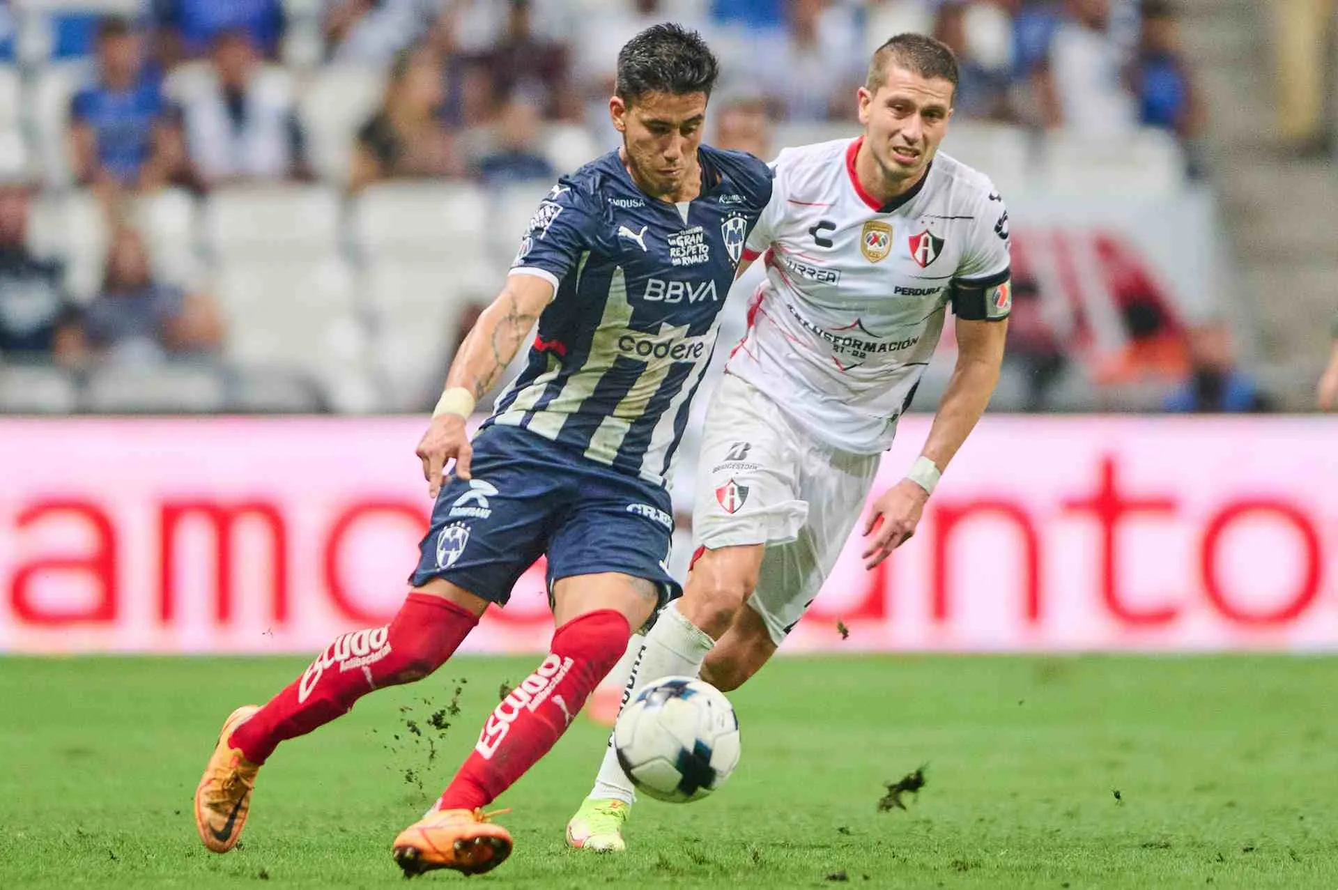 MEXSPORT Monterrey jugando partido de la Liga MX ante el Atlas