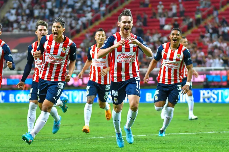 IMAGO7 Jugadores de Chivas festejando un gol