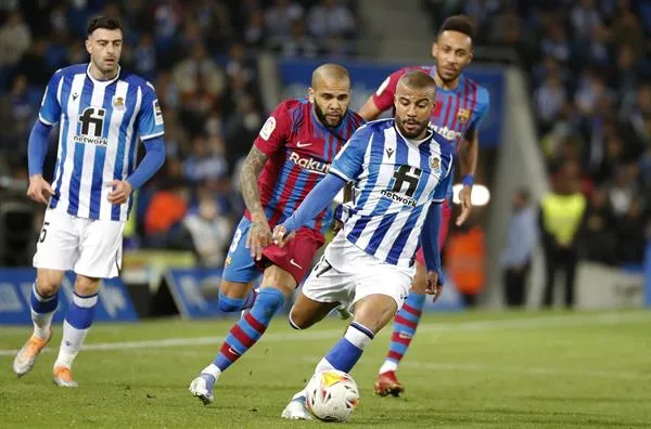 EFE Dani Alves en acción frente a la Real Sociedad