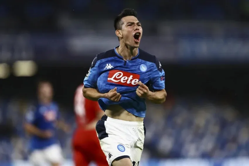 EFE Hirving Lozano en un partido del Napoli