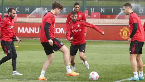 TWITTER @ManUtd_Es Jugadores del Manchester United durante entrenamiento