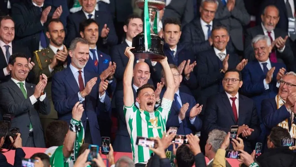 @realbetisbalompie Joaquín levantó la copa de Campeón