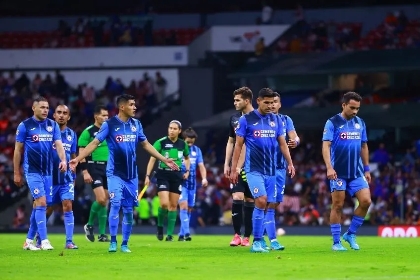 IMAGO7 Jugadores de Cruz Azul lamentando el resultado