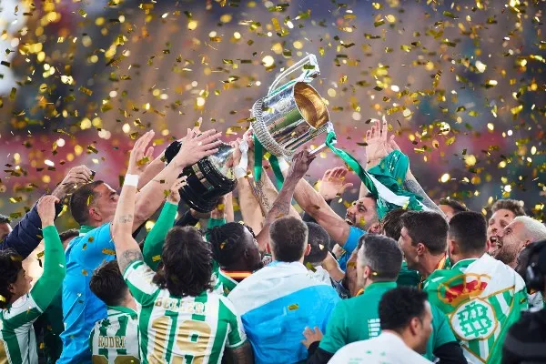 TWITTER @RealBetis Real Betis levanta la Copa del Rey