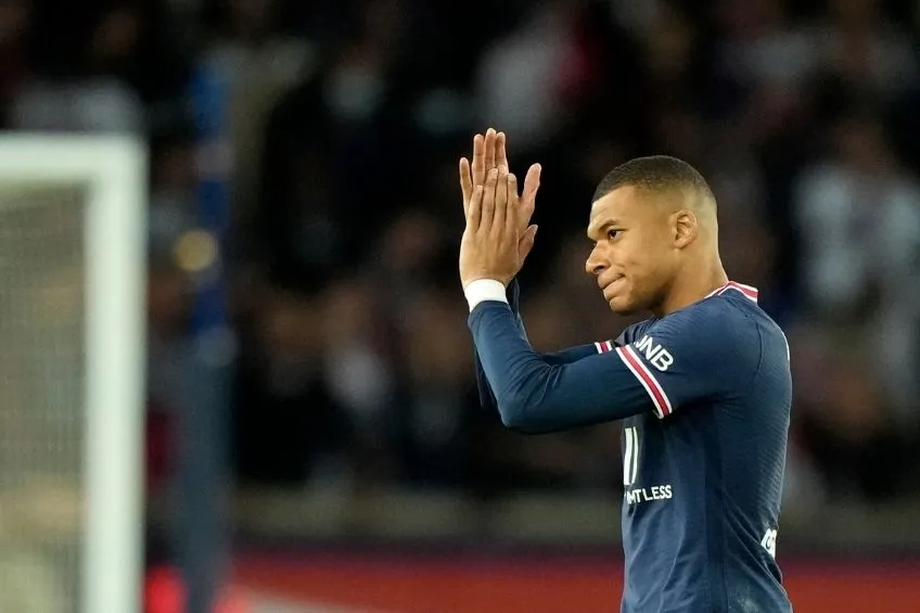 AP Kylian Mbappé agradeciendo a los fanáticos del PSG